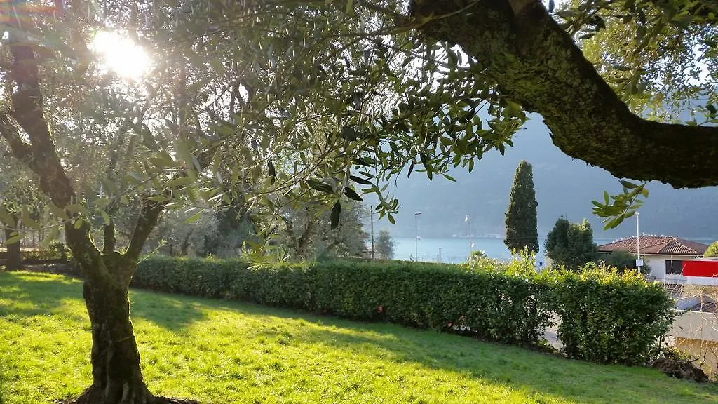 Villa Leilani B&B Sale Marasino Panzió