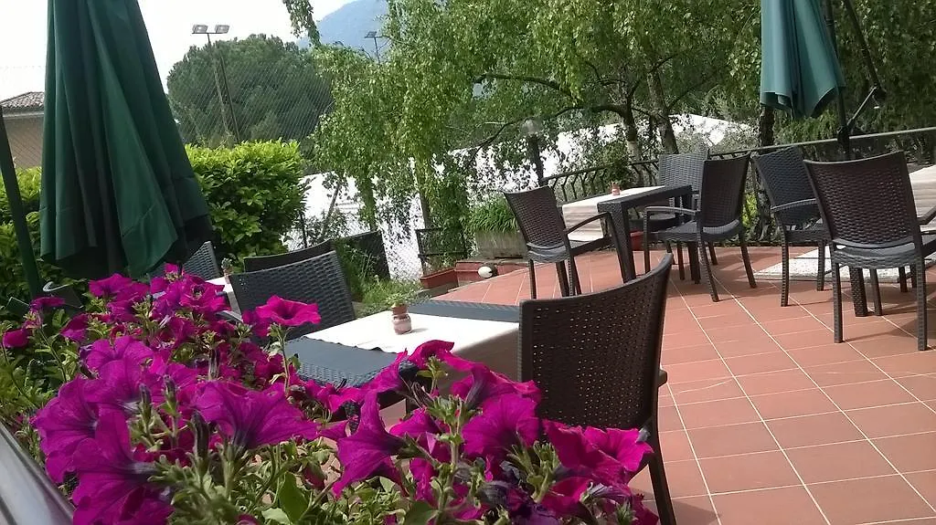 Villa Leilani B&B Sale Marasino Couette-café