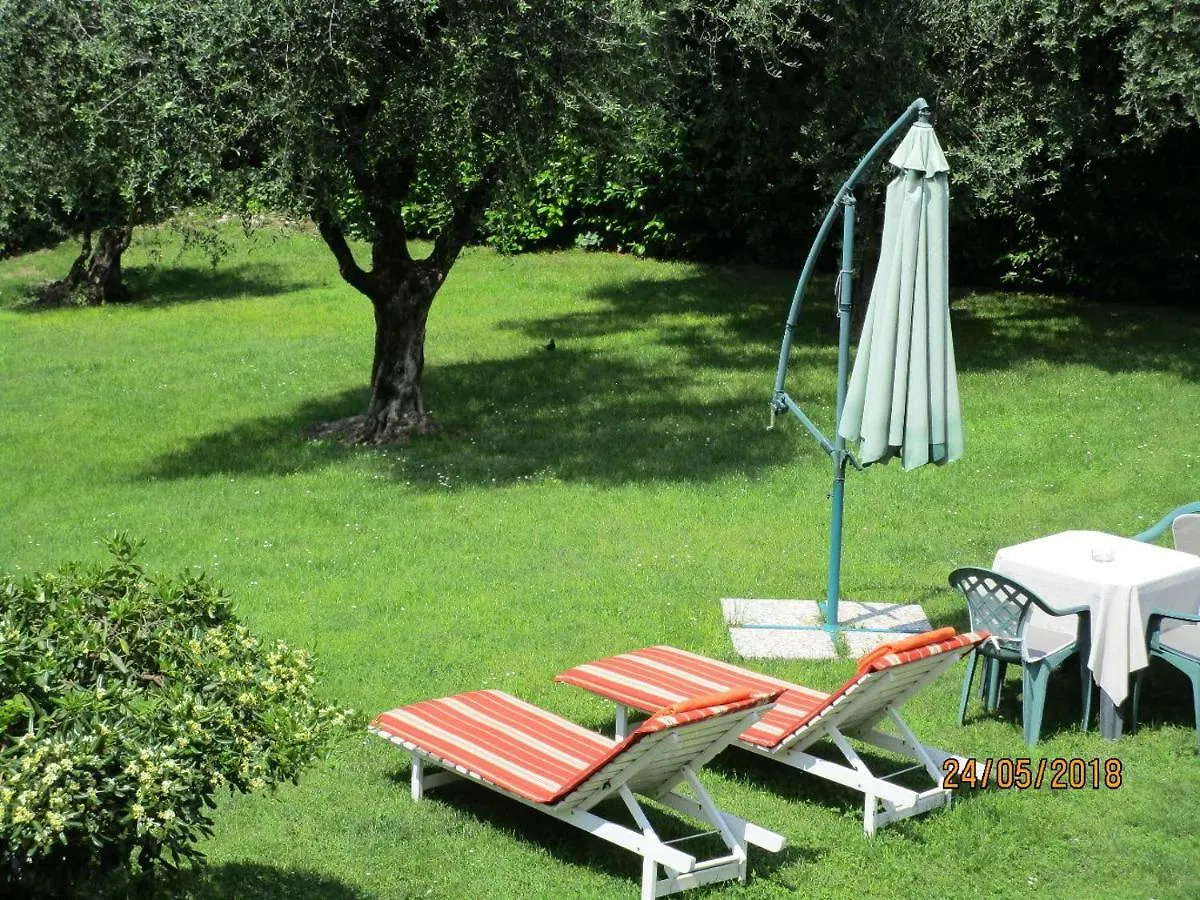 Villa Leilani B&B Sale Marasino Panzió